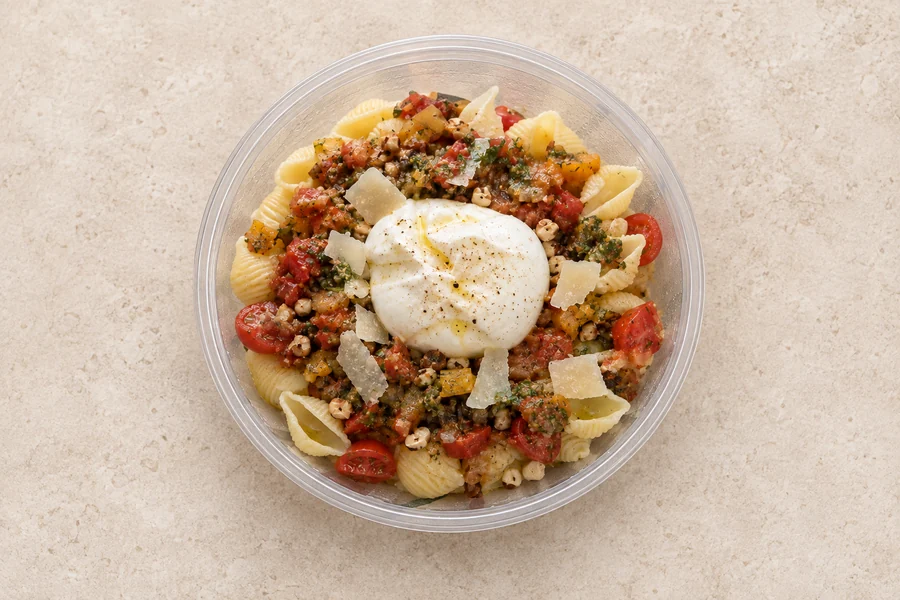 Salade de conchiglie et burrata
