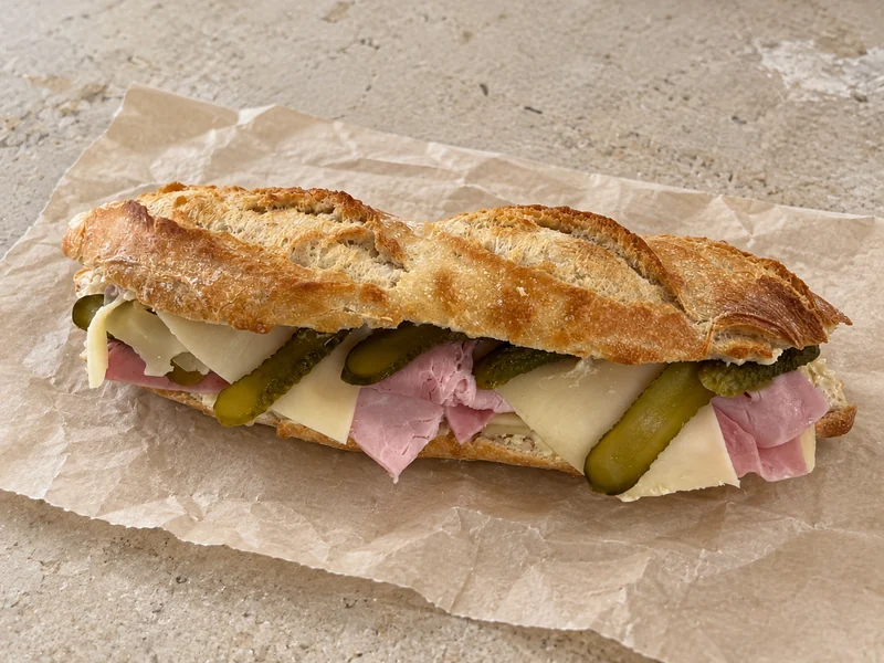 Sandwich jambon, fromage et cornichons